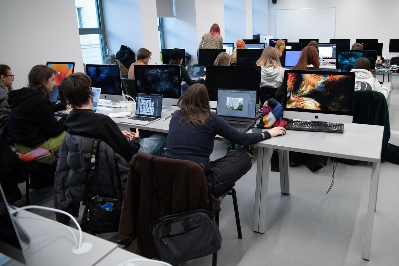 Studenci podczas pracy na komputerach w pracowni komputerowej.
