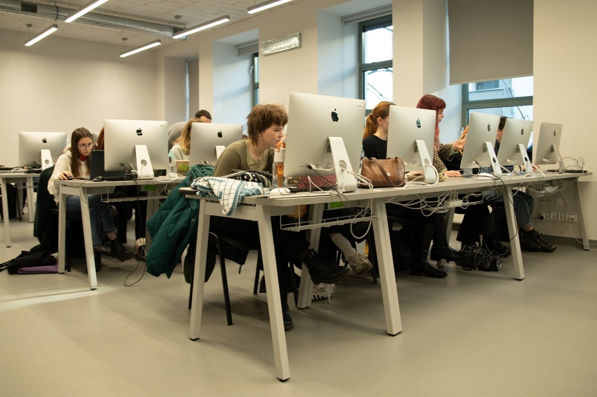 Studenci podczas pracy na komputerach w pracowni komputerowej.