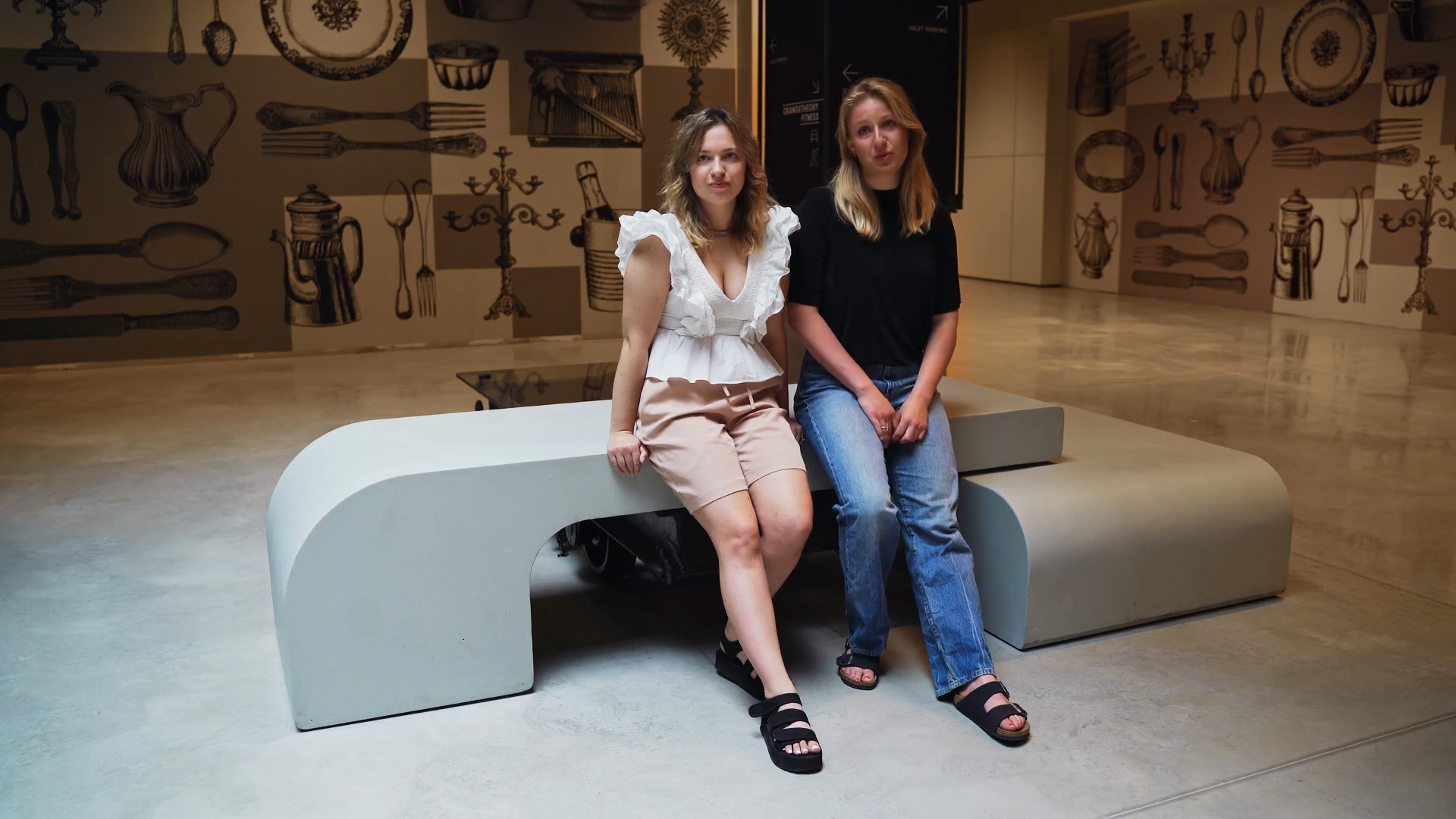 Hania Stankiewicz i Sofiia Nizhibetska, studentki School of Form na zaprojektowanej przez siebie ławce w Fabryce Norblina | kadr z filmu zrealizowanego przez firmę Mediafresh dla Fabryki Norblina