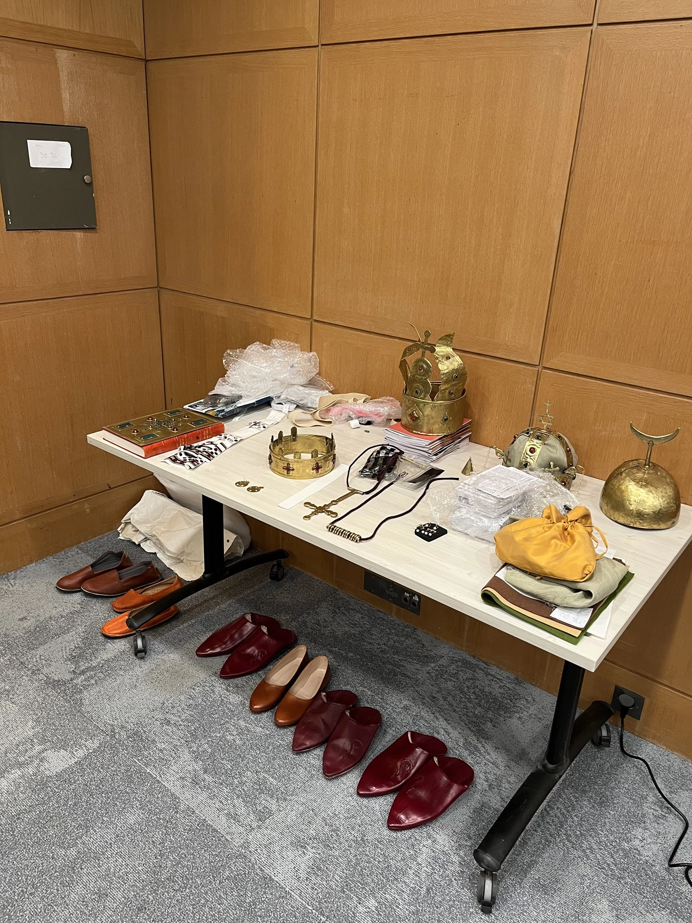 Reconstructed royal accessories from Faras on the table