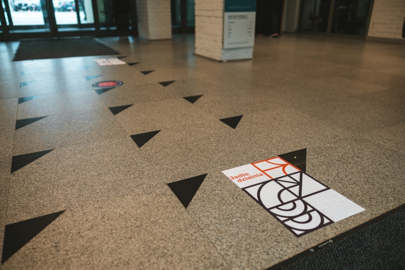 Floor signage at SWPS University directing visitors to the food sharing corner.