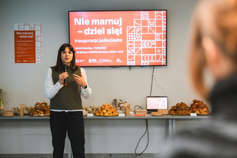 Zuzanna Jakubik speaking at the opening of the food sharing corner at SWPS University in Warsaw.