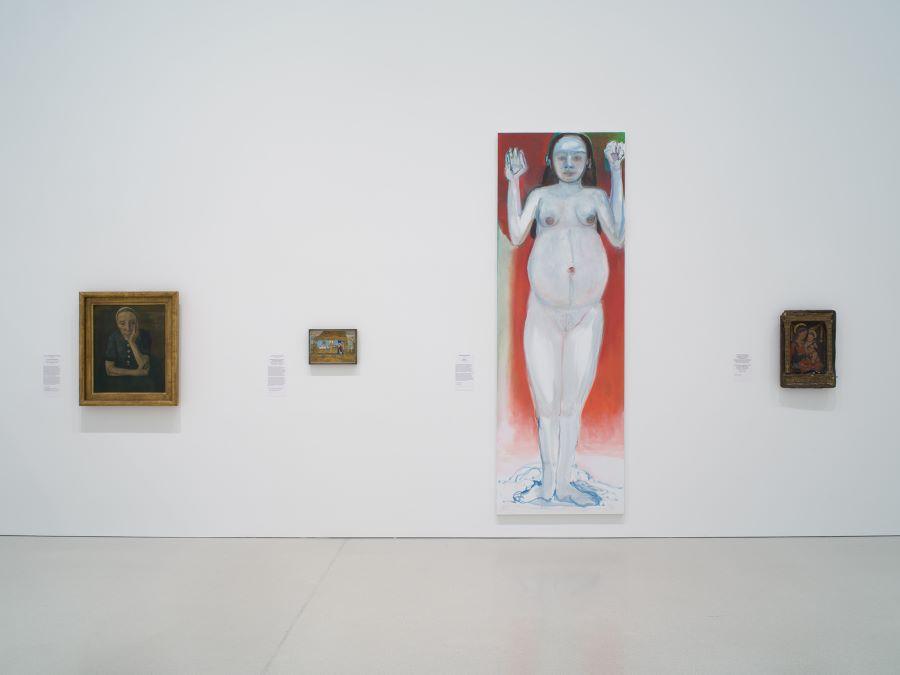 Cztery obrazy wiszą na ścianie muzeum