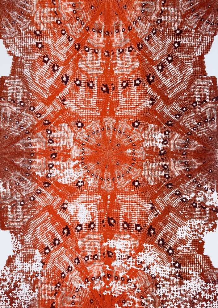 Miedziano-ruda, symetryczna grafika. Wzór przypomina haftowaną tkaninę.