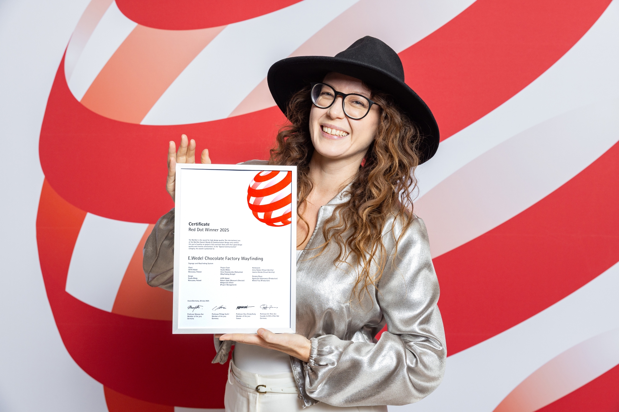 Anna Nowokuńska-Maksymiuk with her Red Dot Design Award certificate