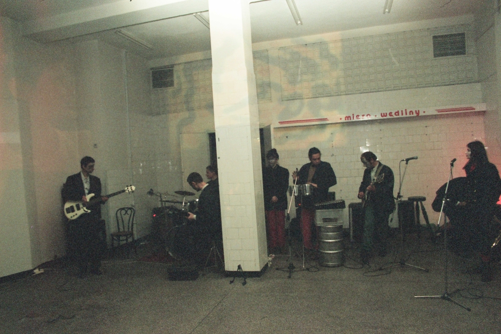 Zespół Kormorany podczas koncertu w sklepie mięsnym.