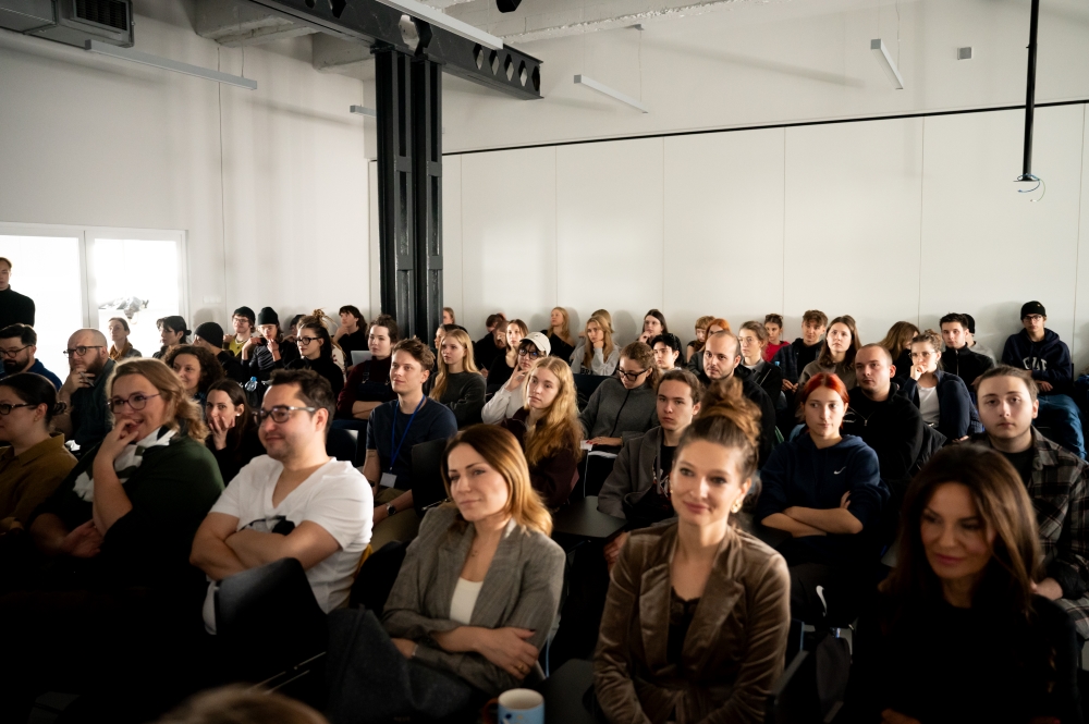Pełna sala podczas wykładu Lidewij Edelkoort w School of Form na Uniwersytecie SWPS; na pierwszym planie uśmiechnięci uczestnicy