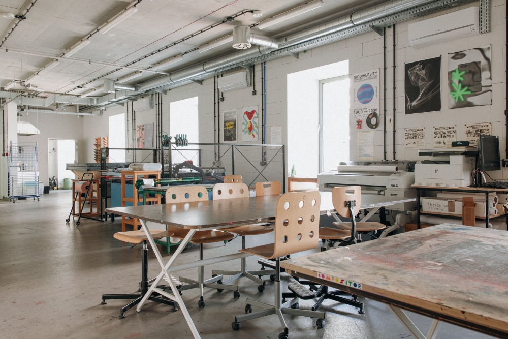 Widok na stoły i krzesła w pracowni sitodruku