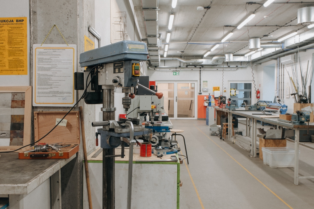 Wnętrze warsztatu ślusarskiego.