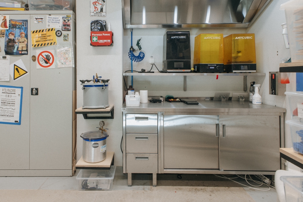 Metalowe meble w warsztacie digital