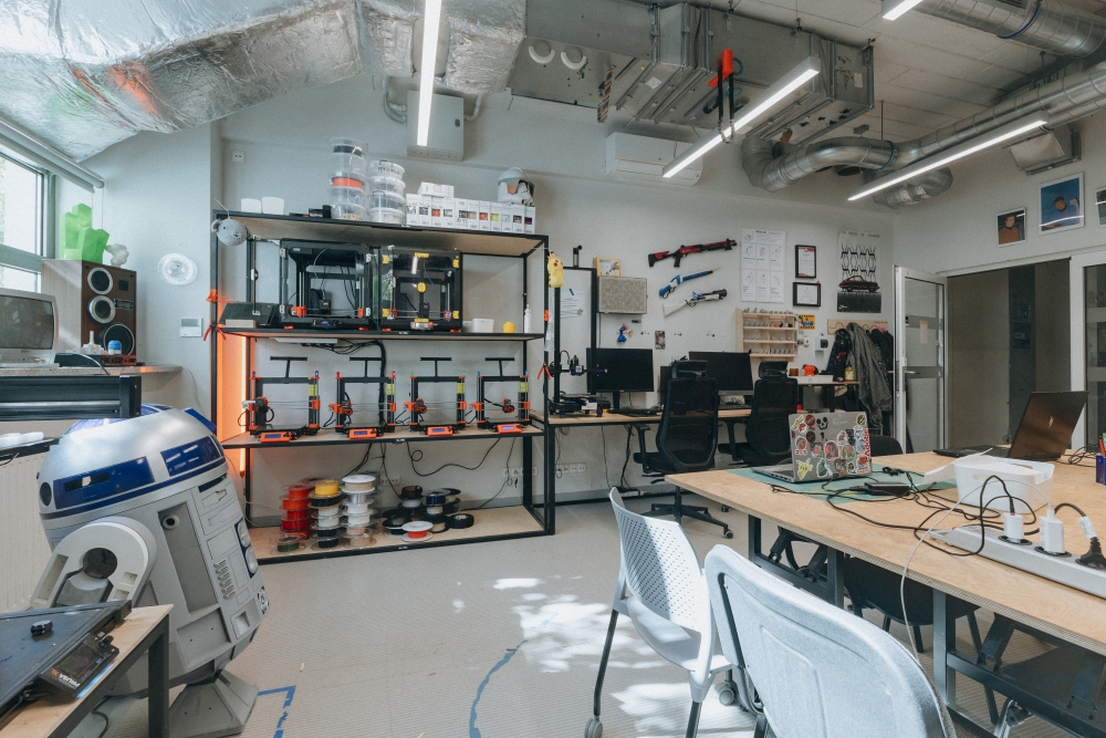 Wnętrze warsztatu digital. Widok na regały ze sprzętem.