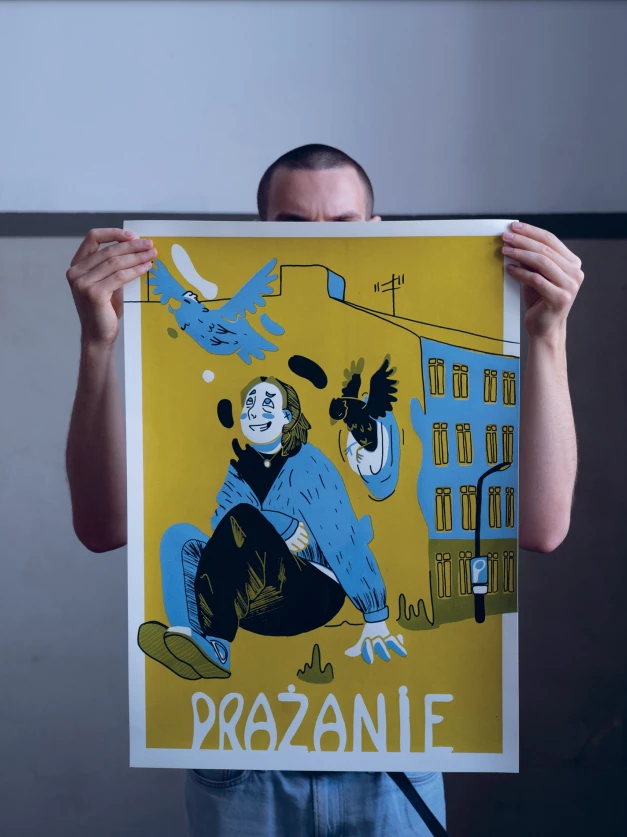Mężczyzna trzyma plakat z napisem