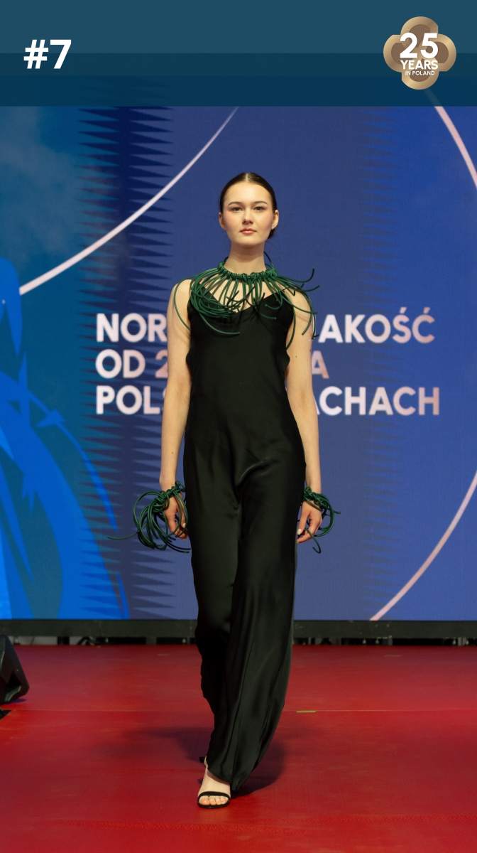 Fashion show: model wearing a collar made of roofing membrane.
